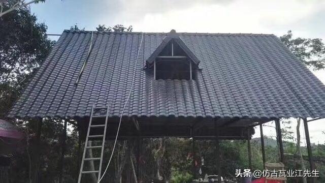 還在為舊房屋面翻新承重問題考慮嗎？樹脂小青瓦幫你解決承重