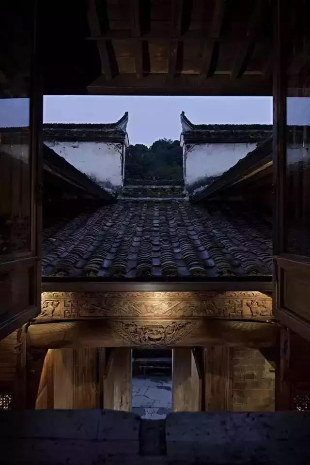 青瓦灰墻，高瓴飛檐，處處消磨時(shí)光
