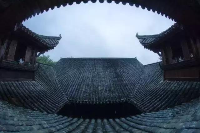 青瓦灰墻，高瓴飛檐，處處消磨時(shí)光