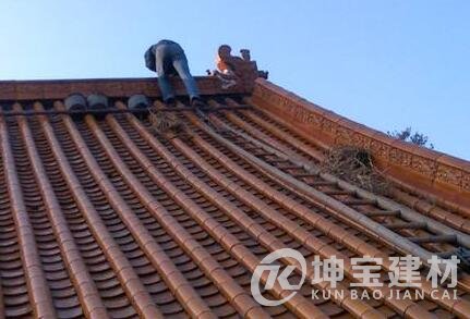 農(nóng)村屋頂蓋琉璃瓦的坡度多少？多少錢一塊？安裝步驟是什么？