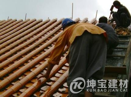 農(nóng)村屋頂蓋琉璃瓦的坡度多少？多少錢一塊？安裝步驟是什么？