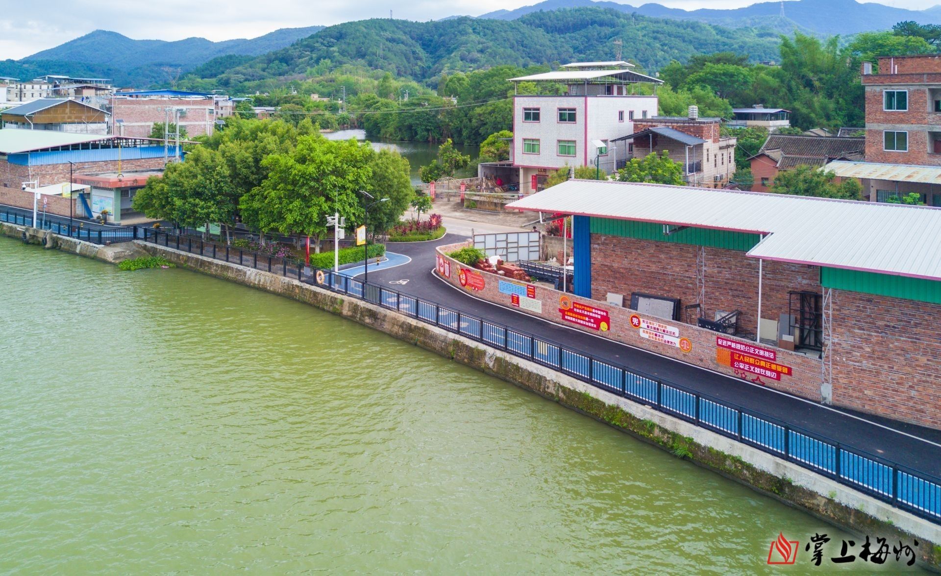 ↑長沙圩鎮(zhèn)碧道鋪設(shè)了瀝青并劃分跑道和自行車道，“顏值”再獲提升。（林翔 攝）