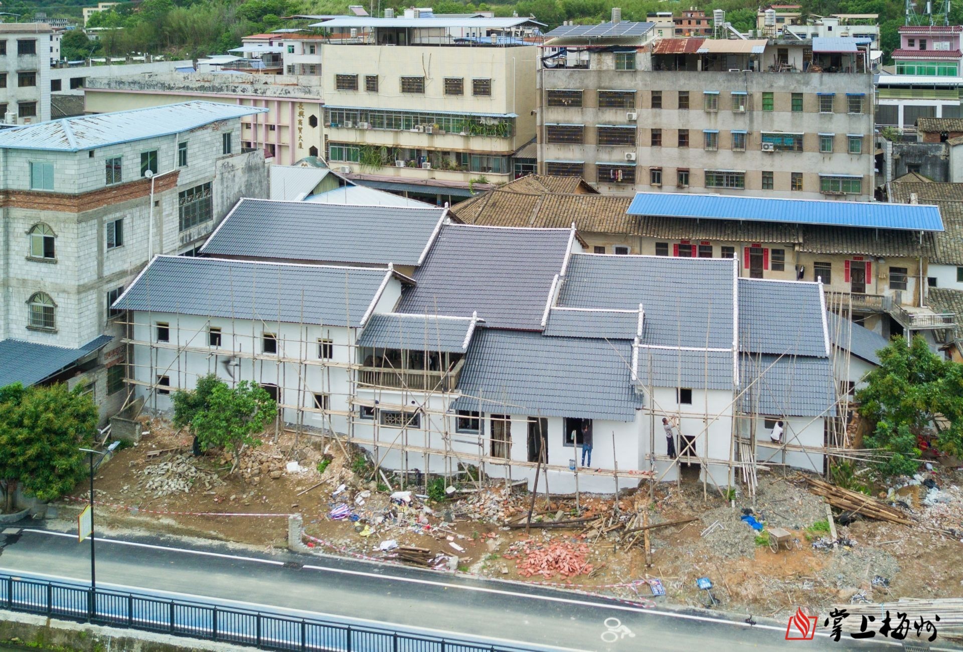 ↑村民將自家墻體粉刷一新，屋頂鐵皮瓦更換成樹脂瓦。（林翔 攝）